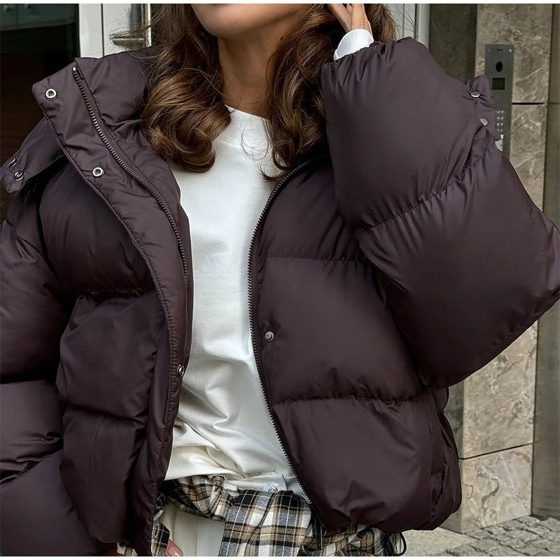 מעיל “אלין” – מעיל חורף קצר עם קפוצ׳ון לגברת האורבנית