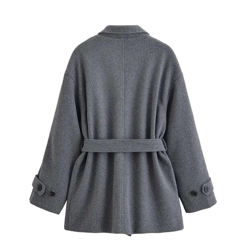 מעיל “ליוויה” – מעיל מיד-לנגת אלגנטי עם חגורה וחזות נקייה לסתיו וחורף