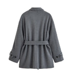 מעיל “ליוויה” – מעיל מיד-לנגת אלגנטי עם חגורה וחזות נקייה לסתיו וחורף