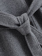 מעיל “ליוויה” – מעיל מיד-לנגת אלגנטי עם חגורה וחזות נקייה לסתיו וחורף