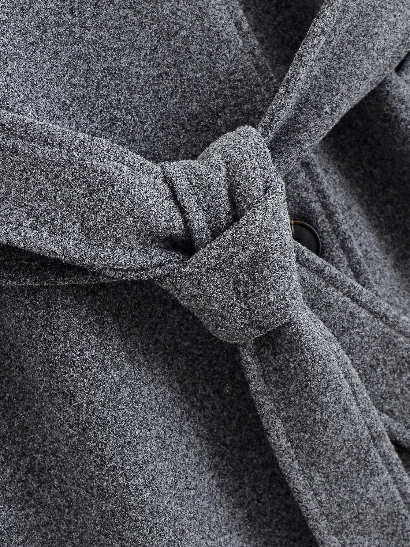 מעיל “ליוויה” – מעיל מיד-לנגת אלגנטי עם חגורה וחזות נקייה לסתיו וחורף