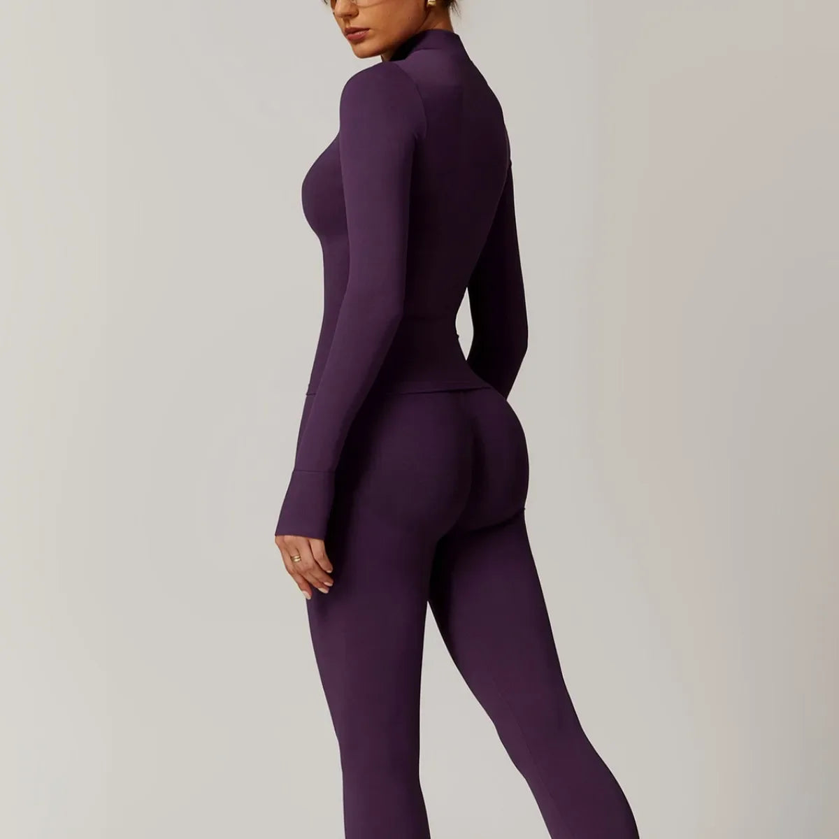 סט “מיכאלה” – סט יוגה 2025 עם טייץ היי־וויסט מחטב וג׳קט רוכסן ארוך שרוול