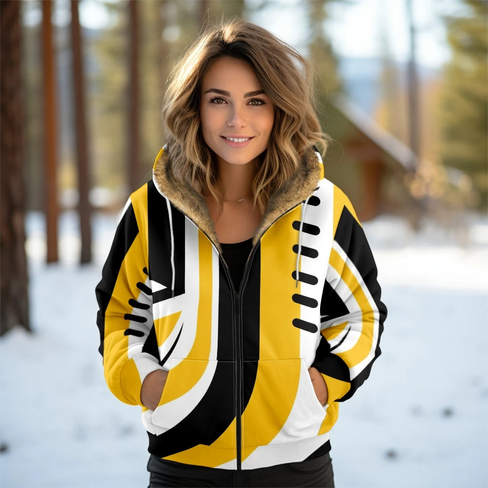 מעיל “נעמה” – מעיל חורף מעוצב עם הדפס גיאומטרי וקפוצ’ון פרוותי