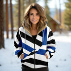 מעיל “נעמה” – מעיל חורף מעוצב עם הדפס גיאומטרי וקפוצ’ון פרוותי