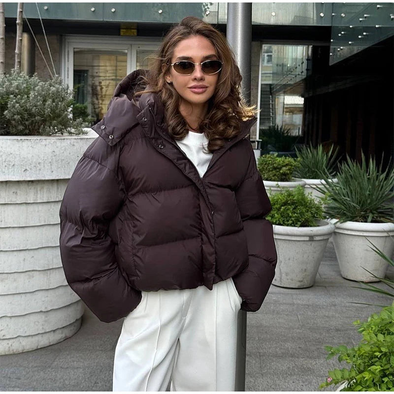 מעיל “אלין” – מעיל חורף קצר עם קפוצ׳ון לגברת האורבנית