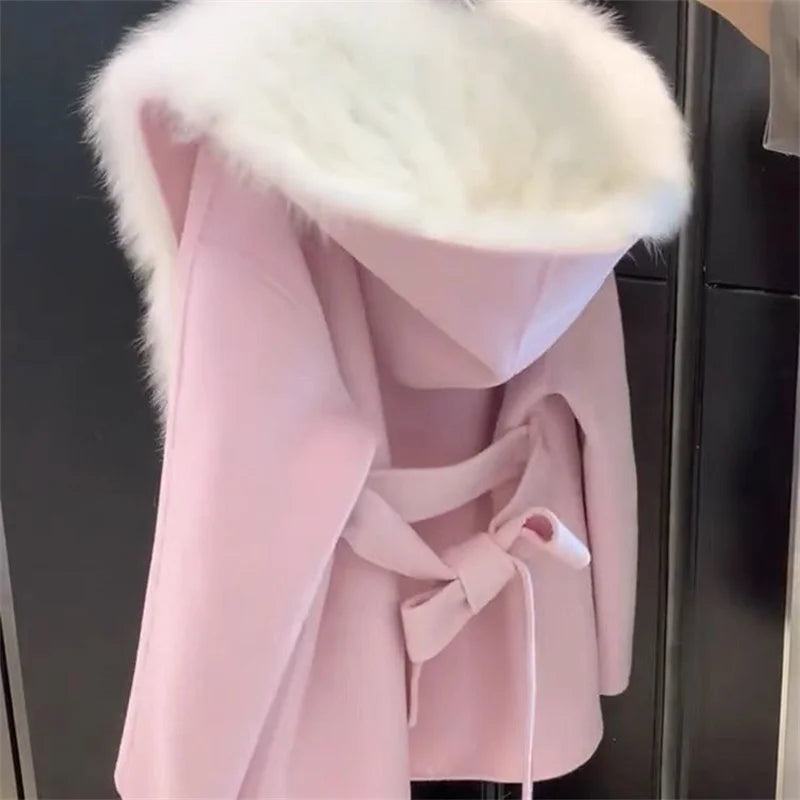 מעיל “אמילי” – מעיל צמר ורוד עם קפוצ’ון ופרווה קצרה, אלגנטי ויוקרתי לחורף 2026