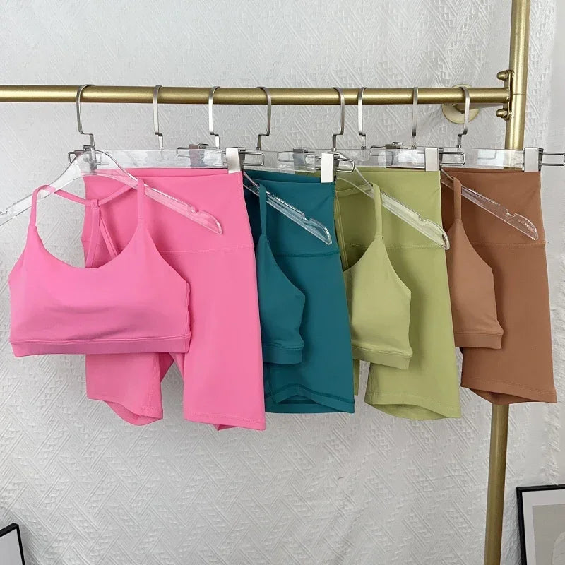 סט “קיילי” – סט יוגה קצר עם טופ פתוח בגב משולש וטייץ היי־וויסט מחטב