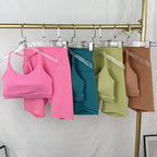 סט “קיילי” – סט יוגה קצר עם טופ פתוח בגב משולש וטייץ היי־וויסט מחטב