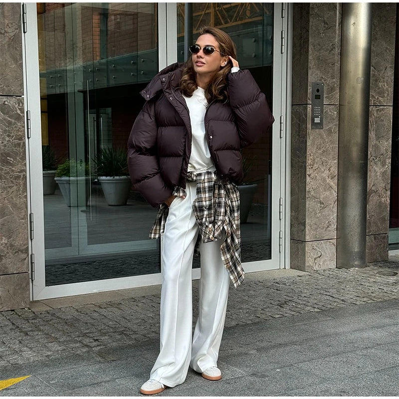 מעיל “אלין” – מעיל חורף קצר עם קפוצ׳ון לגברת האורבנית