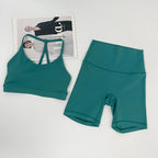 סט “קיילי” – סט יוגה קצר עם טופ פתוח בגב משולש וטייץ היי־וויסט מחטב