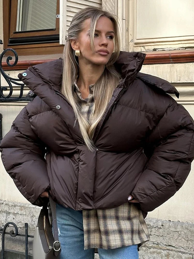 מעיל “אלין” – מעיל חורף קצר עם קפוצ׳ון לגברת האורבנית