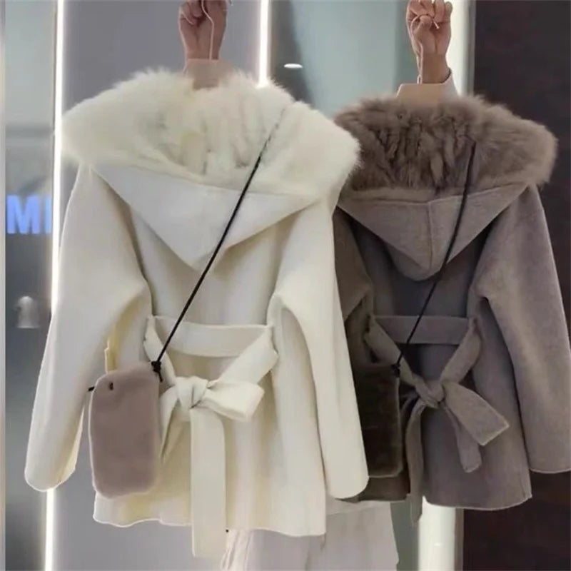 מעיל “אמילי” – מעיל צמר ורוד עם קפוצ’ון ופרווה קצרה, אלגנטי ויוקרתי לחורף 2026