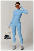 סט “מיכאלה” – סט יוגה 2025 עם טייץ היי־וויסט מחטב וג׳קט רוכסן ארוך שרוול