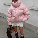 מעיל חורפי קצר לנשים – עם קפוצ׳ון, רוכסן וכפתורים