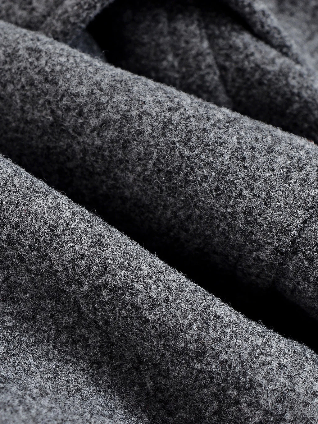 מעיל “ליוויה” – מעיל מיד-לנגת אלגנטי עם חגורה וחזות נקייה לסתיו וחורף