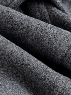 מעיל “ליוויה” – מעיל מיד-לנגת אלגנטי עם חגורה וחזות נקייה לסתיו וחורף