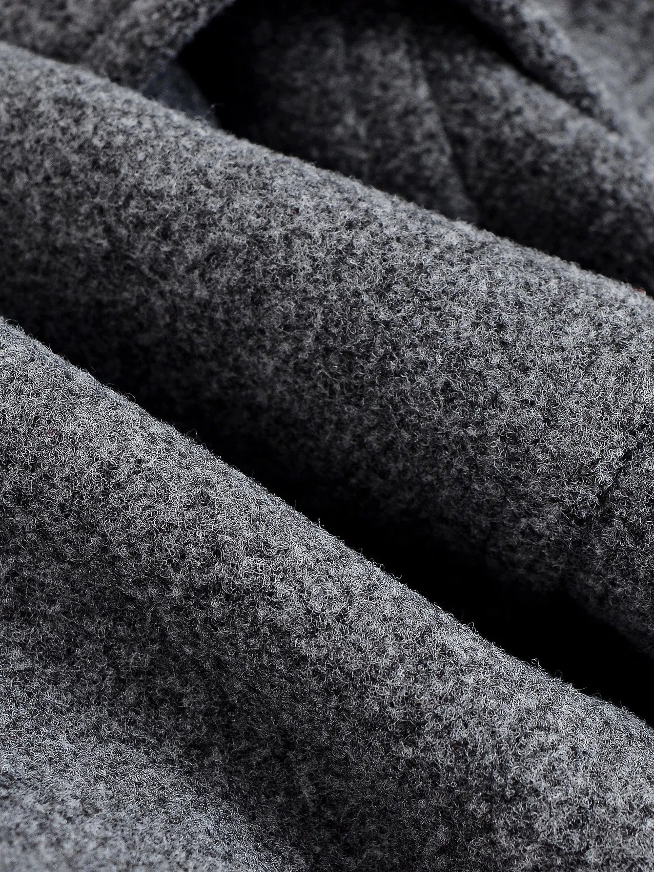 מעיל “ליוויה” – מעיל מיד-לנגת אלגנטי עם חגורה וחזות נקייה לסתיו וחורף