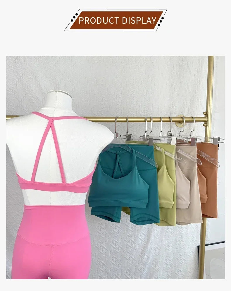 סט “קיילי” – סט יוגה קצר עם טופ פתוח בגב משולש וטייץ היי־וויסט מחטב