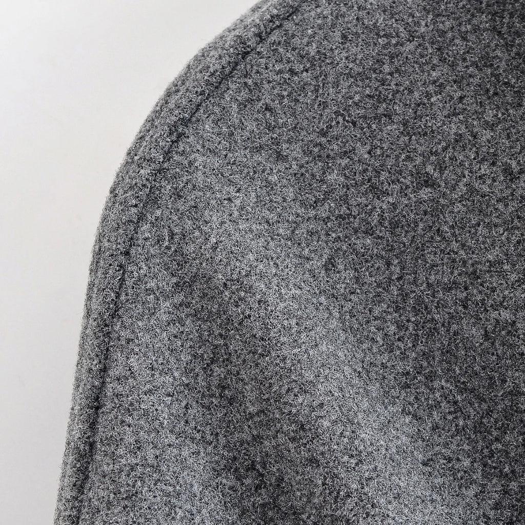 מעיל “ליוויה” – מעיל מיד-לנגת אלגנטי עם חגורה וחזות נקייה לסתיו וחורף