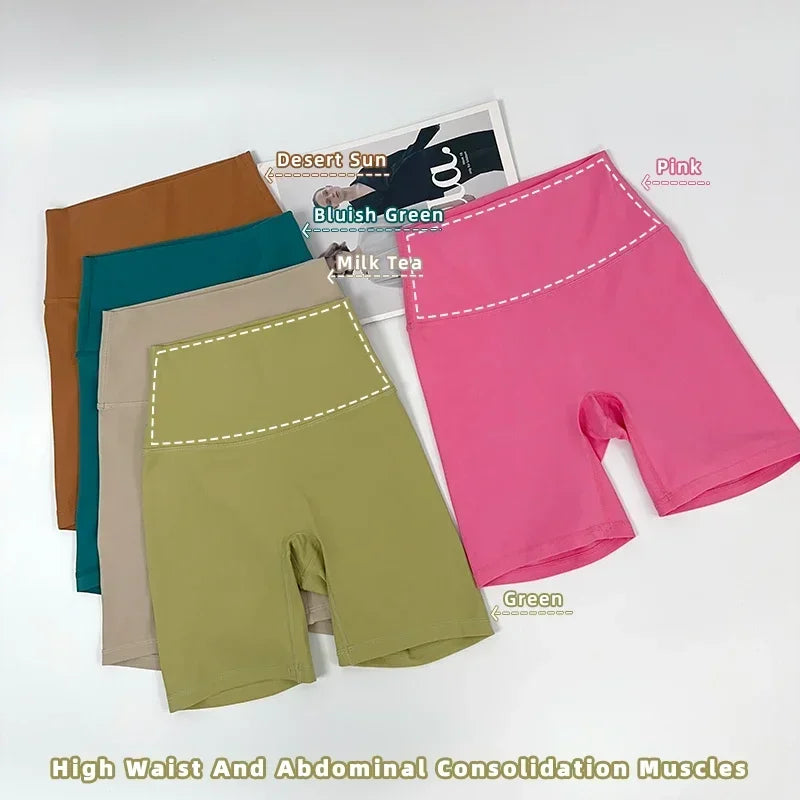 סט “קיילי” – סט יוגה קצר עם טופ פתוח בגב משולש וטייץ היי־וויסט מחטב