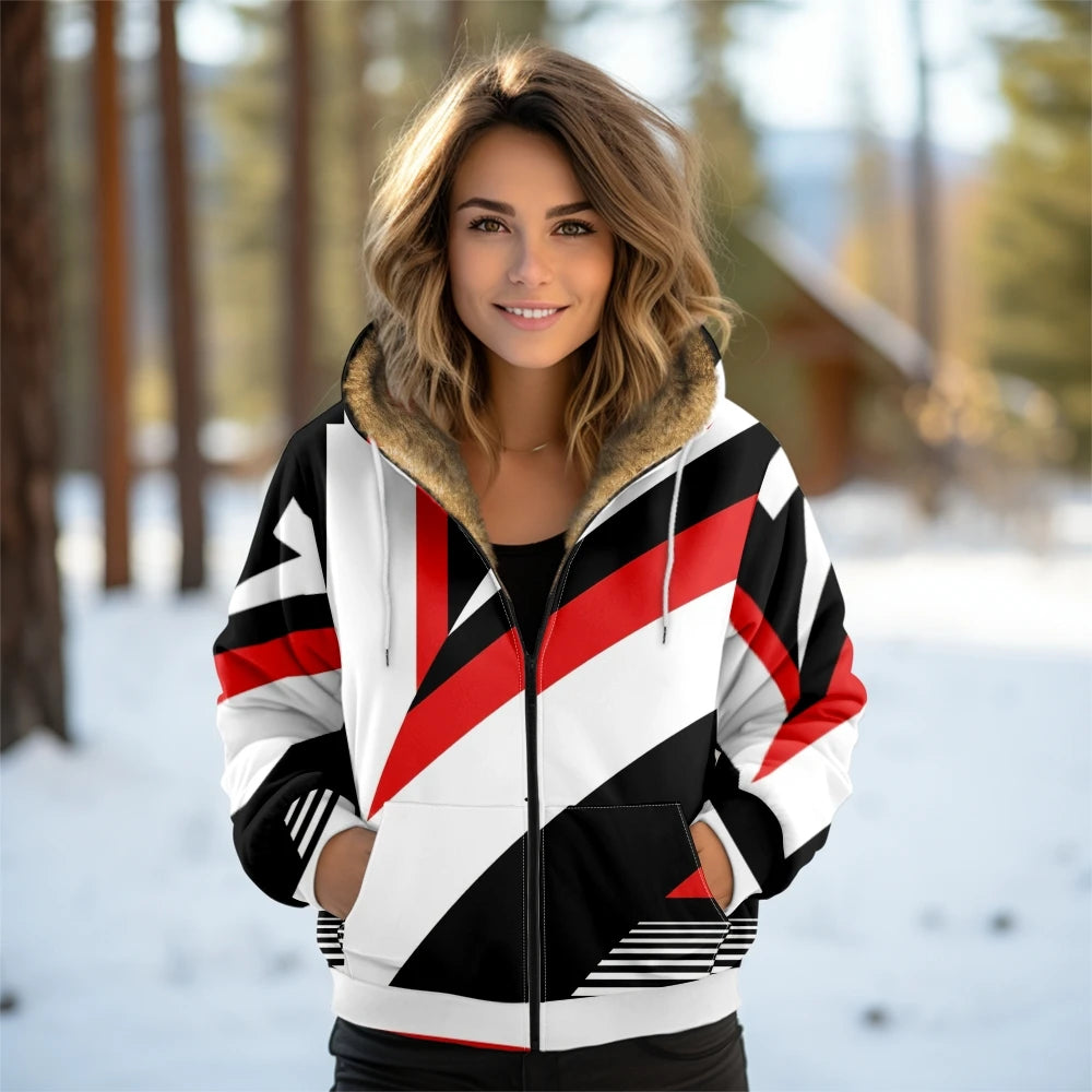 מעיל “נעמה” – מעיל חורף מעוצב עם הדפס גיאומטרי וקפוצ’ון פרוותי