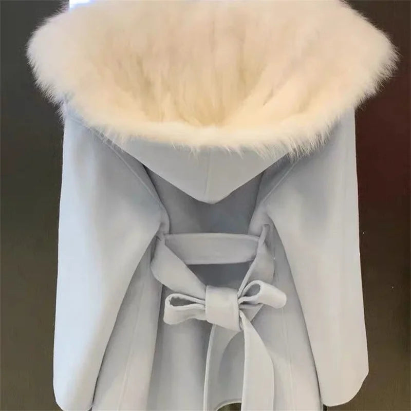 מעיל “אמילי” – מעיל צמר ורוד עם קפוצ’ון ופרווה קצרה, אלגנטי ויוקרתי לחורף 2026