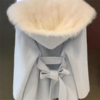 מעיל “אמילי” – מעיל צמר ורוד עם קפוצ’ון ופרווה קצרה, אלגנטי ויוקרתי לחורף 2026