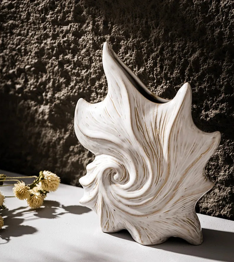 אגרטל קונכייה "גלי" מקרמיקה בעיצוב מודרני