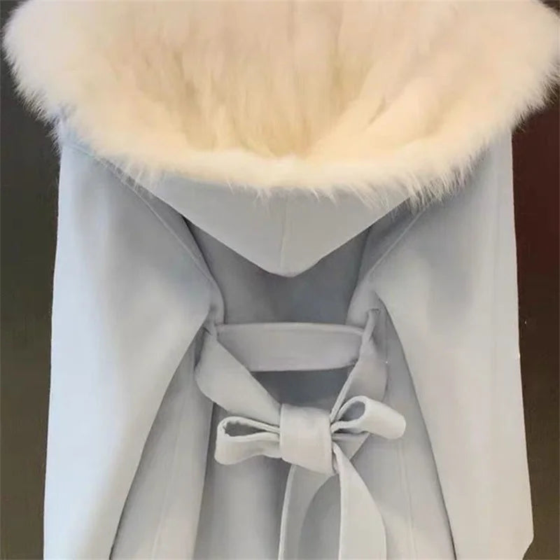 מעיל “אמילי” – מעיל צמר ורוד עם קפוצ’ון ופרווה קצרה, אלגנטי ויוקרתי לחורף 2026