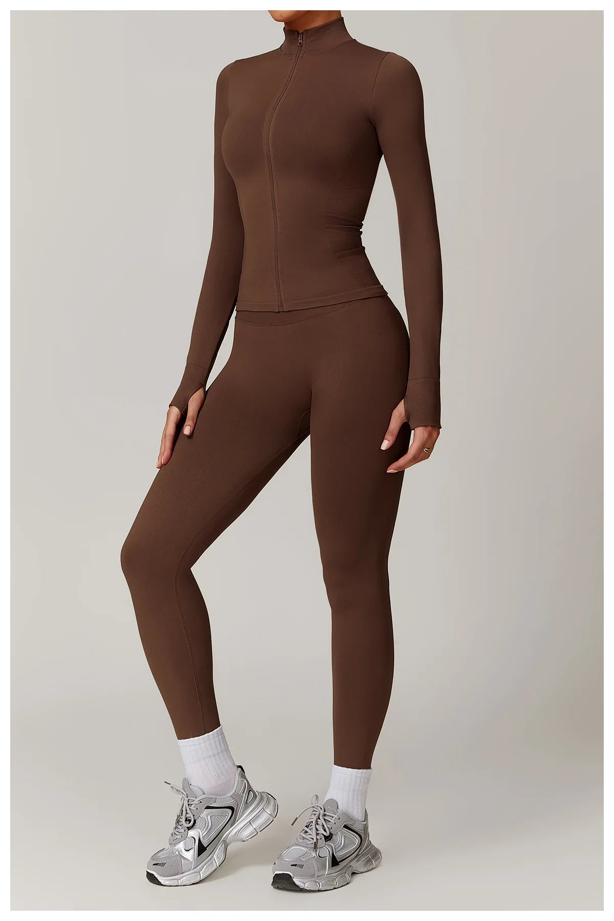 סט “מיכאלה” – סט יוגה 2025 עם טייץ היי־וויסט מחטב וג׳קט רוכסן ארוך שרוול