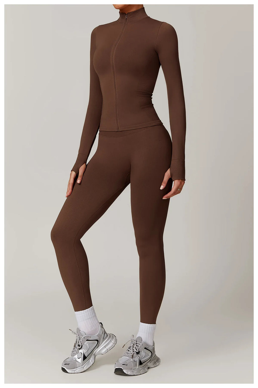 סט “מיכאלה” – סט יוגה 2025 עם טייץ היי־וויסט מחטב וג׳קט רוכסן ארוך שרוול