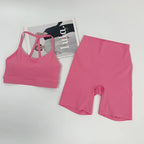 סט “קיילי” – סט יוגה קצר עם טופ פתוח בגב משולש וטייץ היי־וויסט מחטב