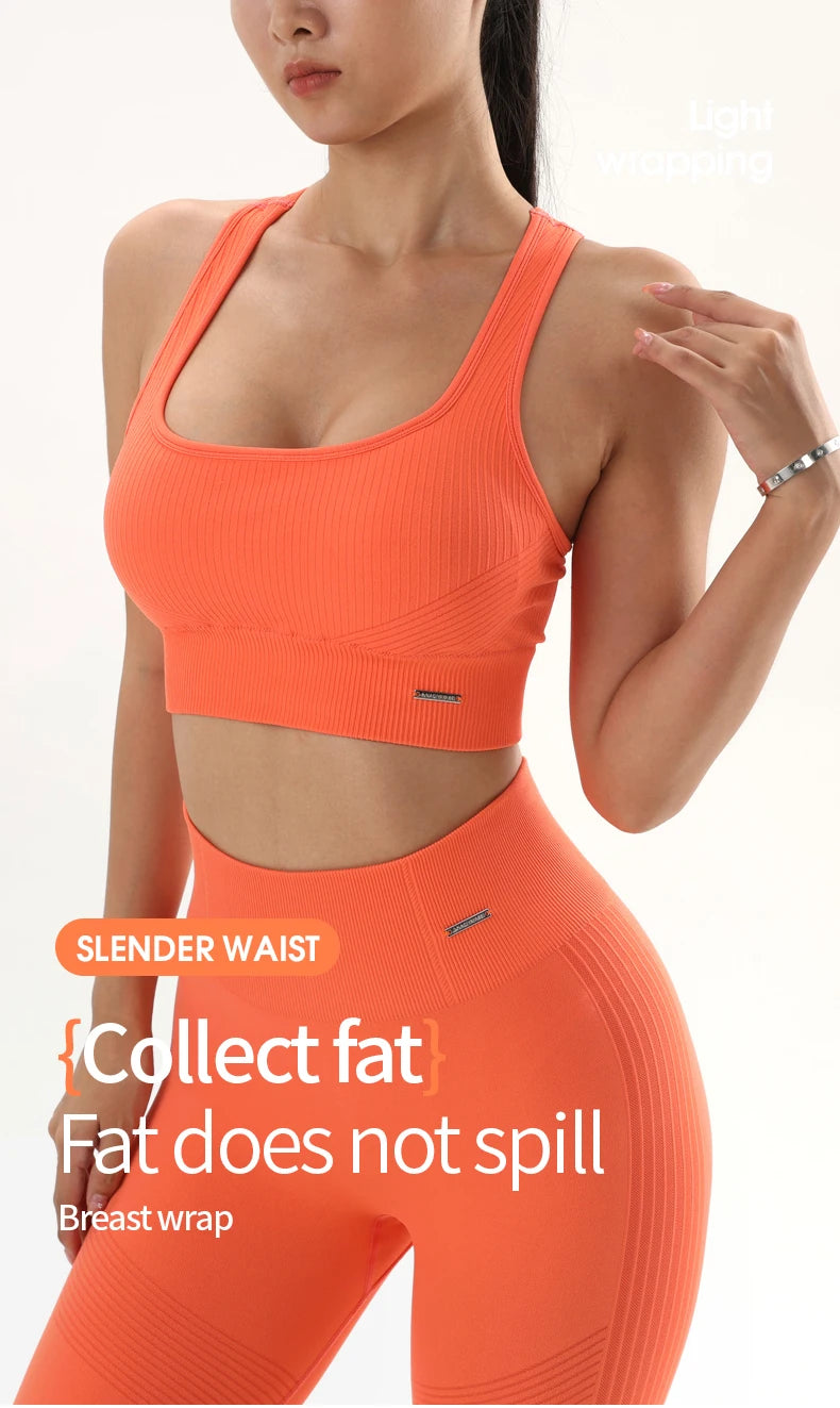 סט “ליאן” – סט יוגה מחטב עם טייץ היי־וויסט וחזיית ספורט נשית ויציבה