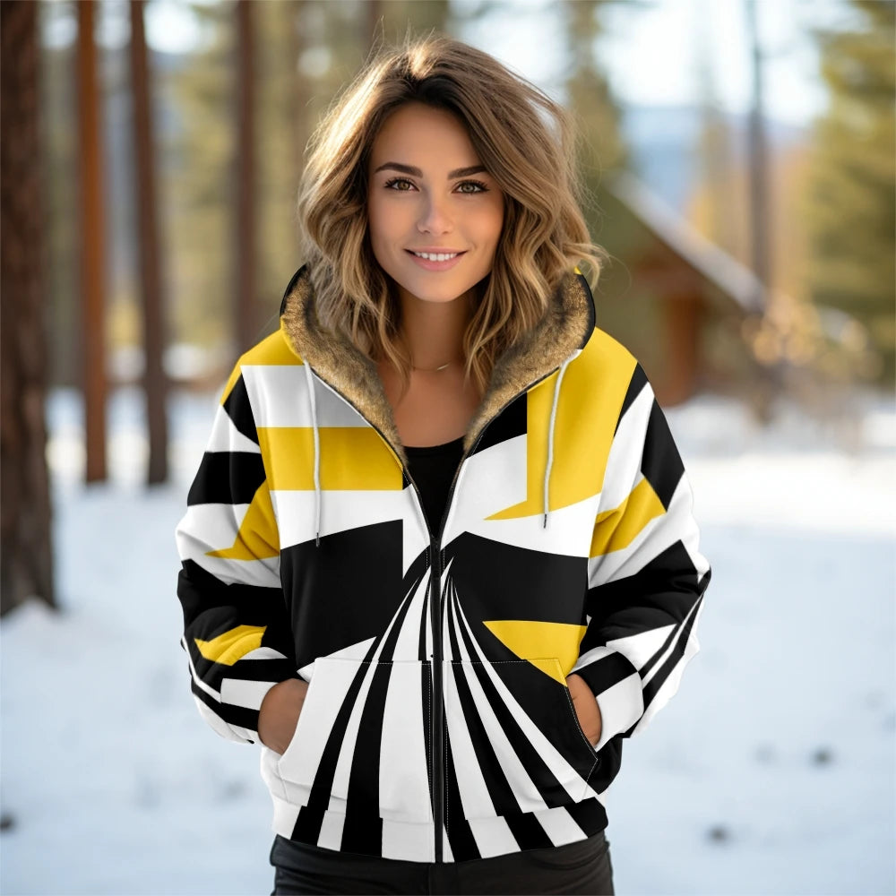 מעיל “נעמה” – מעיל חורף מעוצב עם הדפס גיאומטרי וקפוצ’ון פרוותי