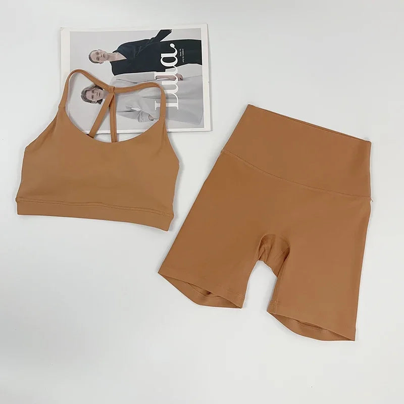 סט “קיילי” – סט יוגה קצר עם טופ פתוח בגב משולש וטייץ היי־וויסט מחטב