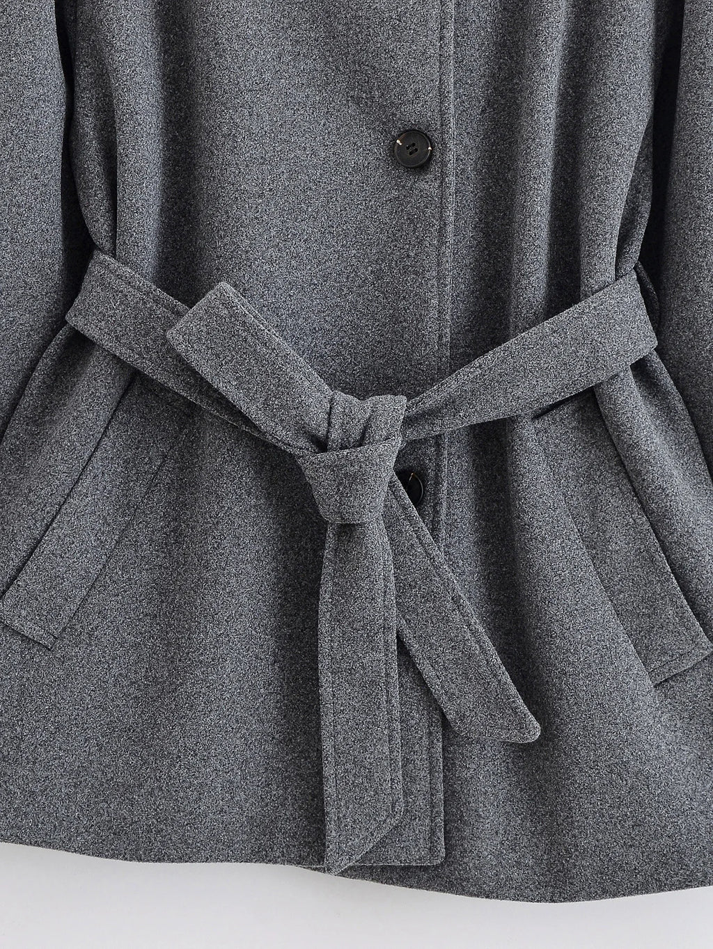 מעיל “ליוויה” – מעיל מיד-לנגת אלגנטי עם חגורה וחזות נקייה לסתיו וחורף