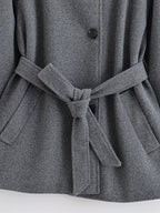 מעיל “ליוויה” – מעיל מיד-לנגת אלגנטי עם חגורה וחזות נקייה לסתיו וחורף