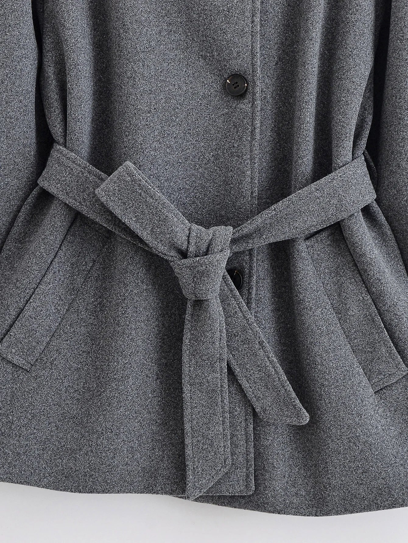 מעיל “ליוויה” – מעיל מיד-לנגת אלגנטי עם חגורה וחזות נקייה לסתיו וחורף