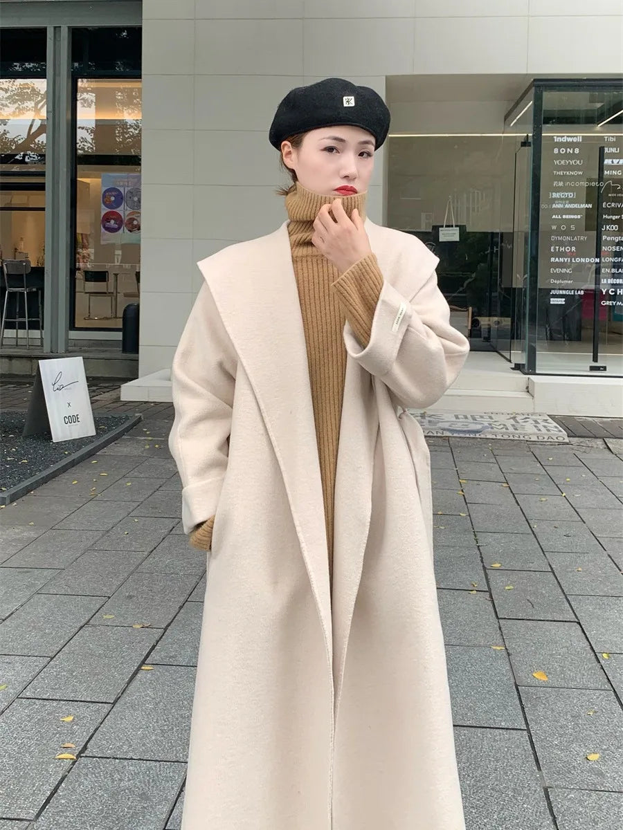 מעיל “שיראל” – מעיל צמר כפול בצבע שחור עם חגורה אלגנטית