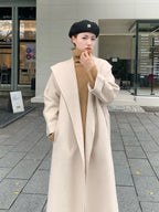 מעיל “שיראל” – מעיל צמר כפול בצבע שחור עם חגורה אלגנטית