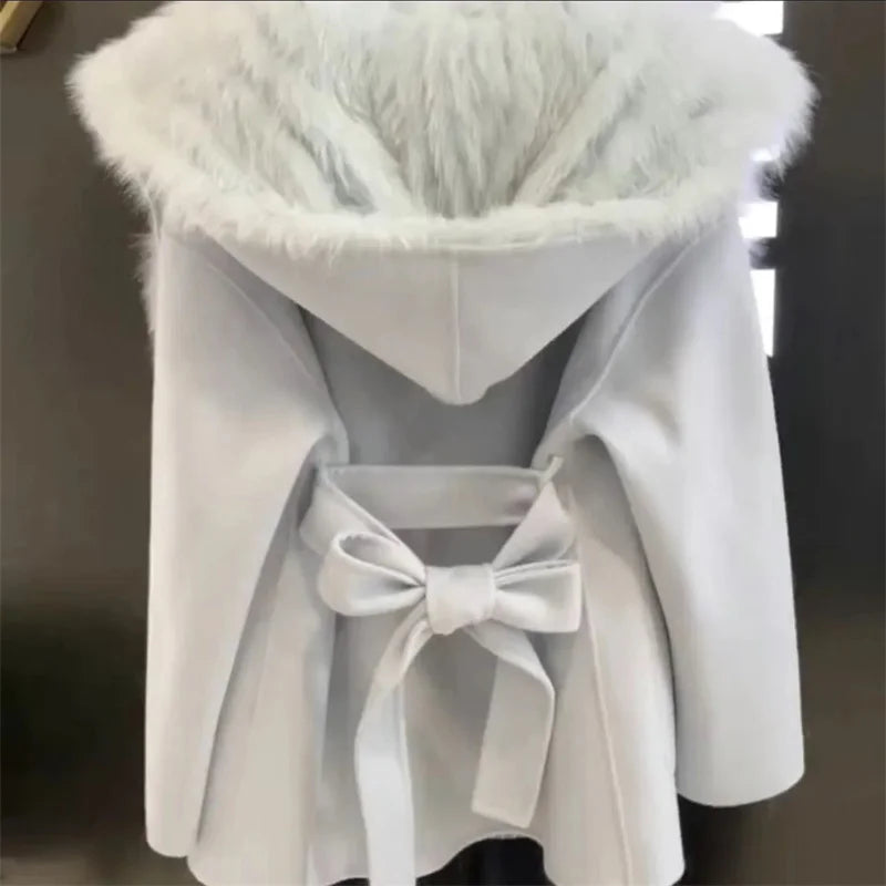 מעיל “אמילי” – מעיל צמר ורוד עם קפוצ’ון ופרווה קצרה, אלגנטי ויוקרתי לחורף 2026