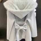 מעיל “אמילי” – מעיל צמר ורוד עם קפוצ’ון ופרווה קצרה, אלגנטי ויוקרתי לחורף 2026