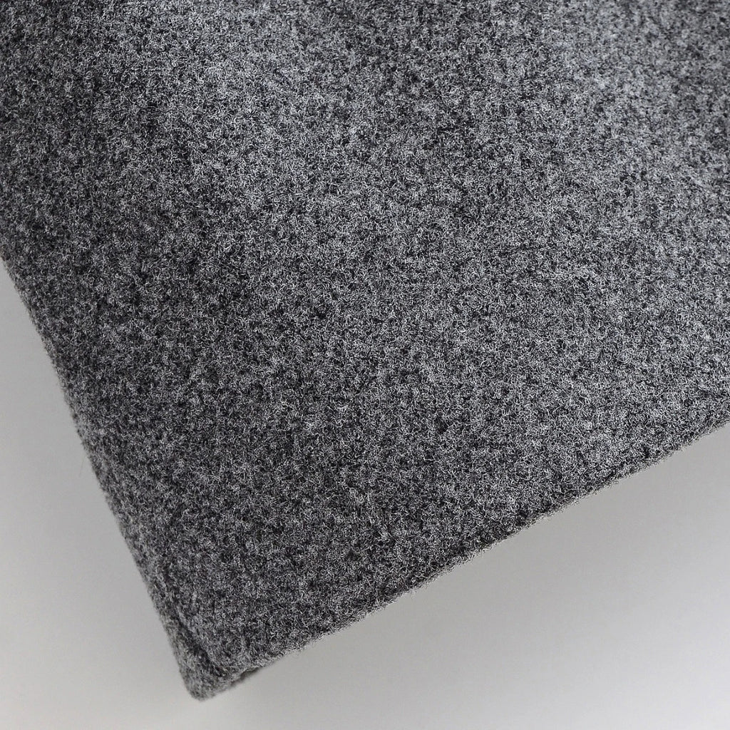 מעיל “ליוויה” – מעיל מיד-לנגת אלגנטי עם חגורה וחזות נקייה לסתיו וחורף