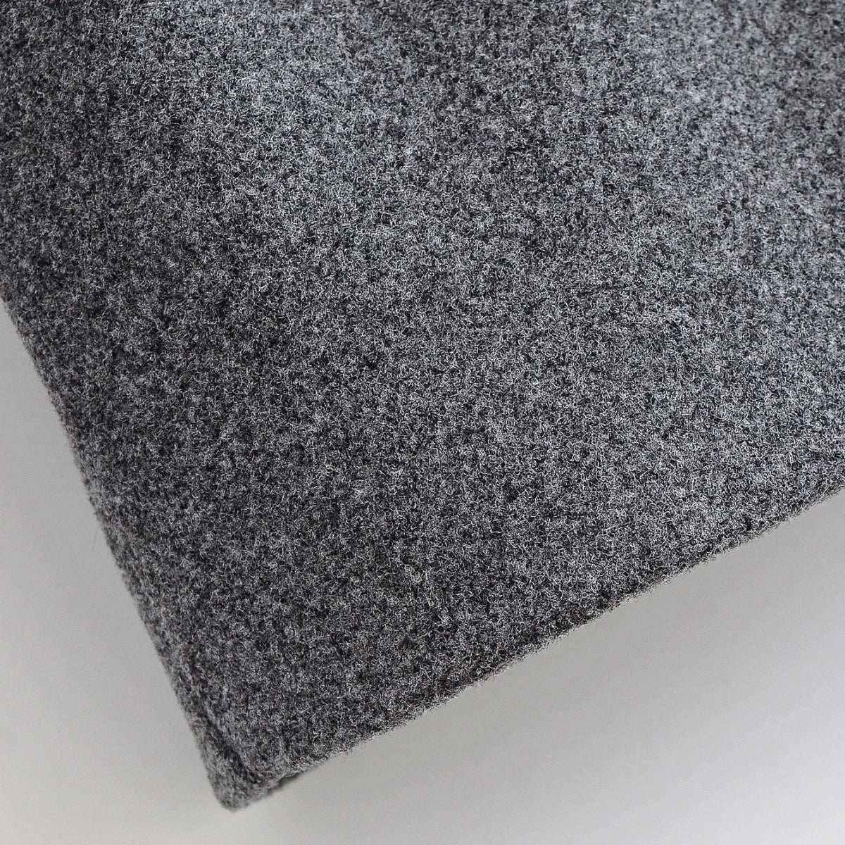 מעיל “ליוויה” – מעיל מיד-לנגת אלגנטי עם חגורה וחזות נקייה לסתיו וחורף