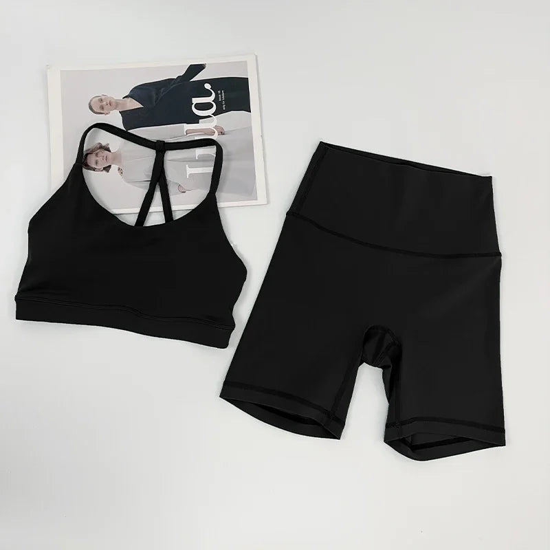 סט “קיילי” – סט יוגה קצר עם טופ פתוח בגב משולש וטייץ היי־וויסט מחטב