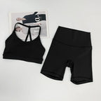 סט “קיילי” – סט יוגה קצר עם טופ פתוח בגב משולש וטייץ היי־וויסט מחטב