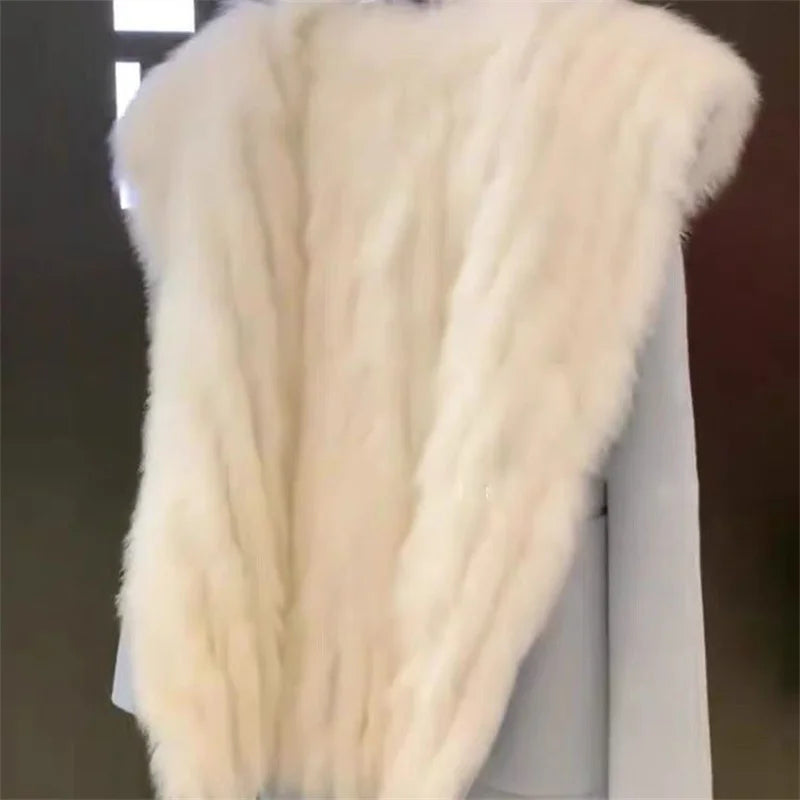 מעיל “אמילי” – מעיל צמר ורוד עם קפוצ’ון ופרווה קצרה, אלגנטי ויוקרתי לחורף 2026