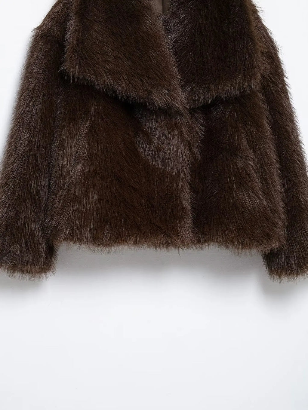 מעיל “קורל” – מעיל פרווה חום עמוק בסגנון High Street יוקרתי