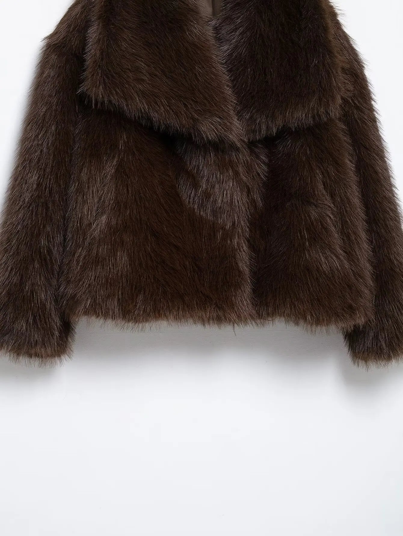 מעיל “קורל” – מעיל פרווה חום עמוק בסגנון High Street יוקרתי