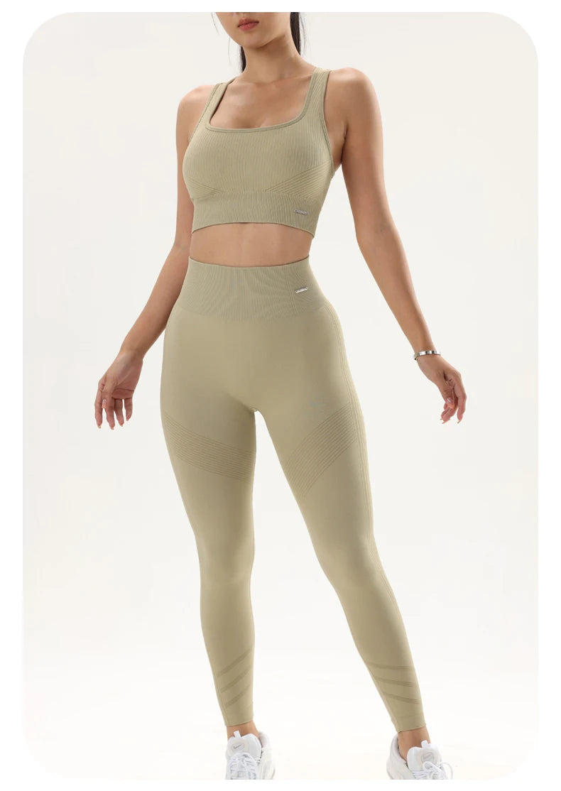 סט “ליאן” – סט יוגה מחטב עם טייץ היי־וויסט וחזיית ספורט נשית ויציבה